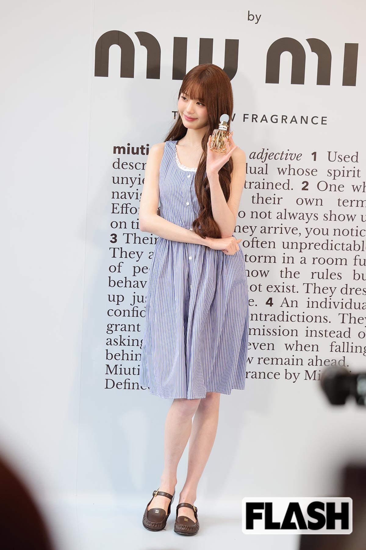 Miu Miuのフレグランスを持つウォニョン