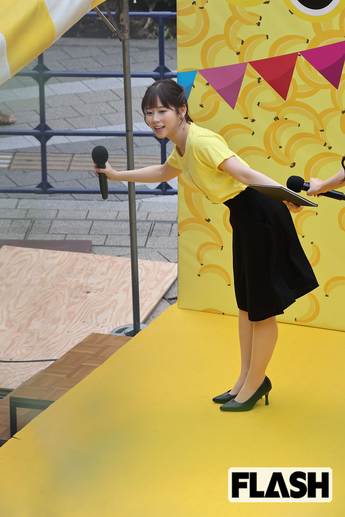 ポーズを決める鈴木芹里乃アナ