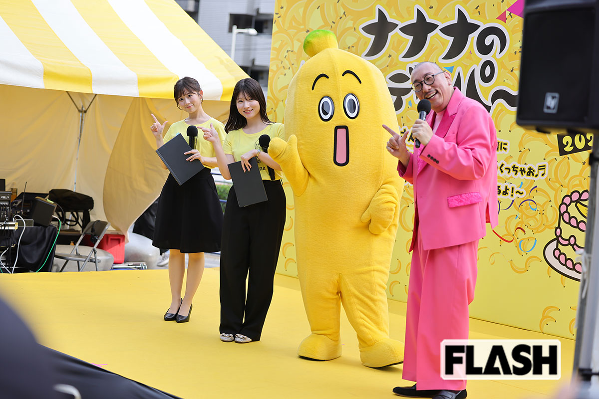テレビ東京のバナナ型キャラクター「ナナナ」のバースデーパーティをおこなった鈴木芹里乃アナ（左端）と北川莉央アナ（左から2人め）