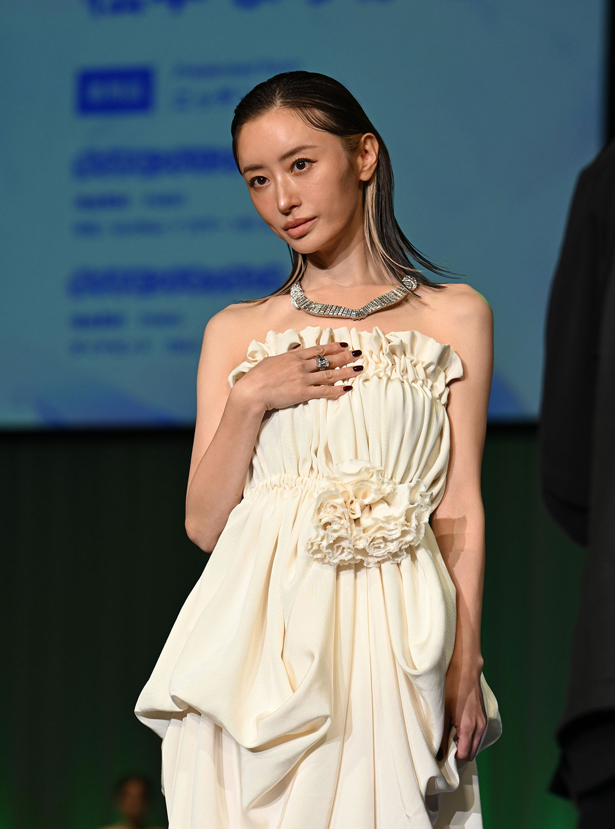 7月4日、第37回日本ジュエリーベストドレッサー賞に登壇した松本まりか。総額1億5000万円というジュエリーをつけて現れた