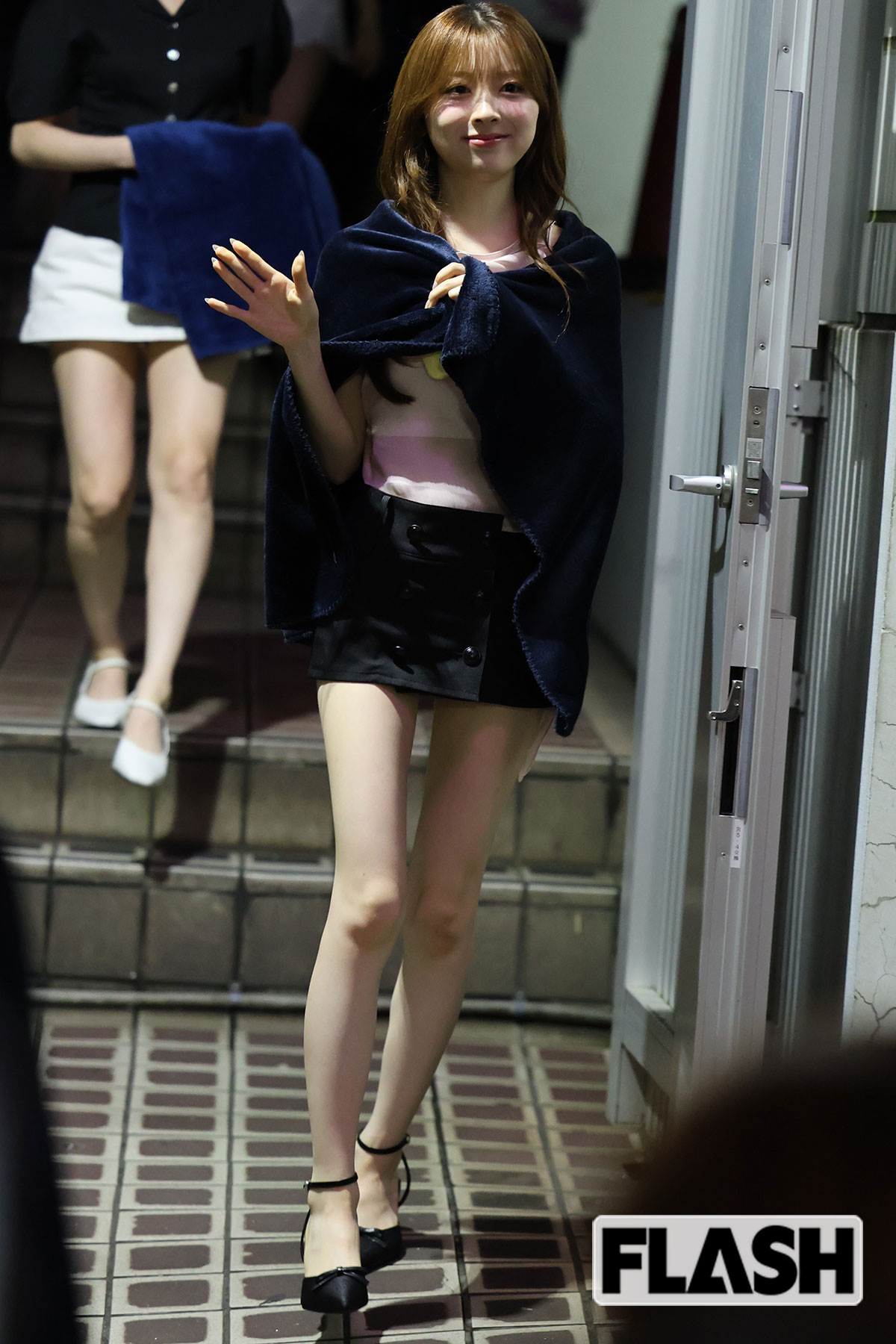 黒いミニ丈で登場したミイヒ。美脚が際立っている