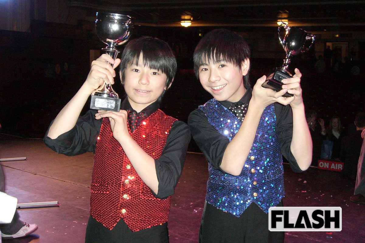 「てじな～にゃ！」でお馴染み・山上兄弟＜兄・佳之介（当時13歳）弟・暁之進（当時12歳）＞／2008年、山上兄弟（右・佳之介、左・暁之進）は、イギリスでおこなわれたマジックの大会で優勝