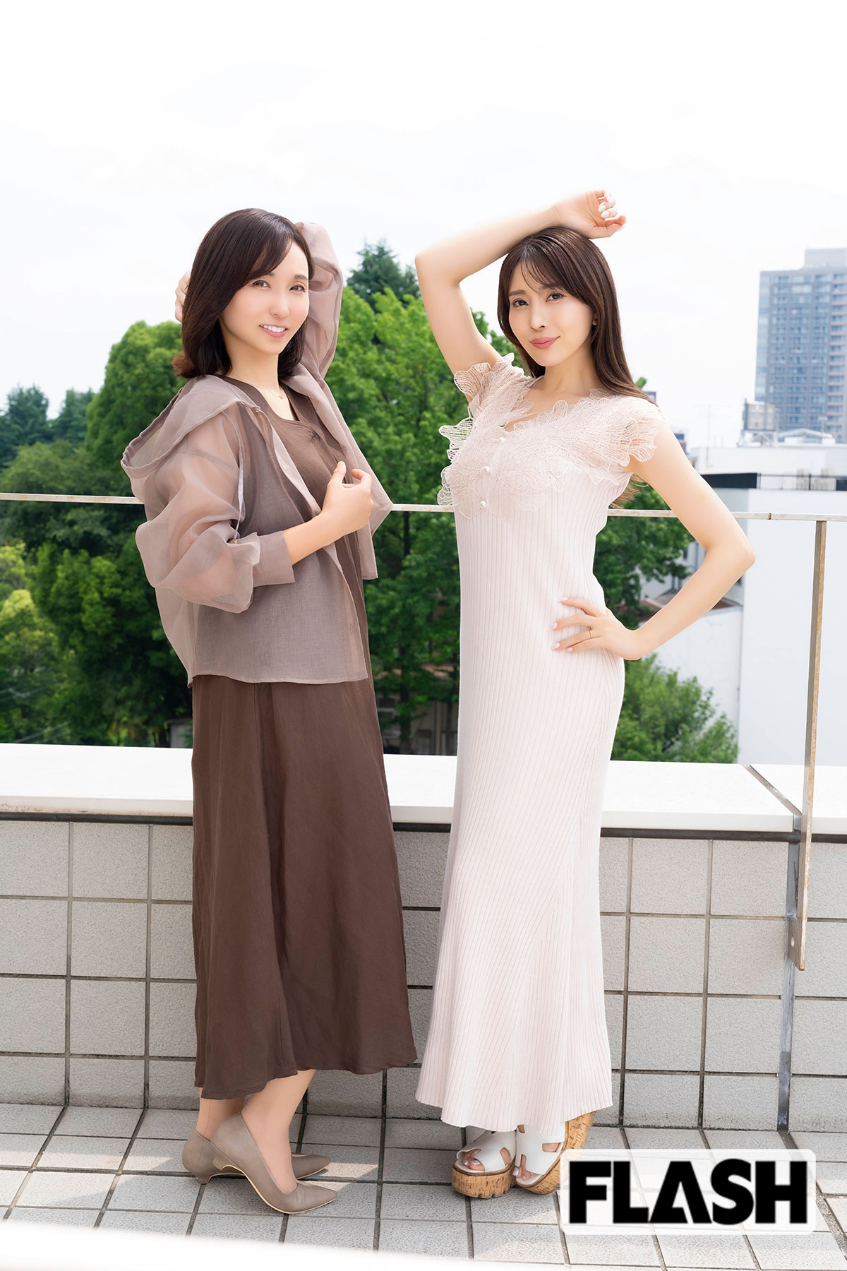 グラビアポーズを決める吉木りさと森崎智美。スタイル抜群だ