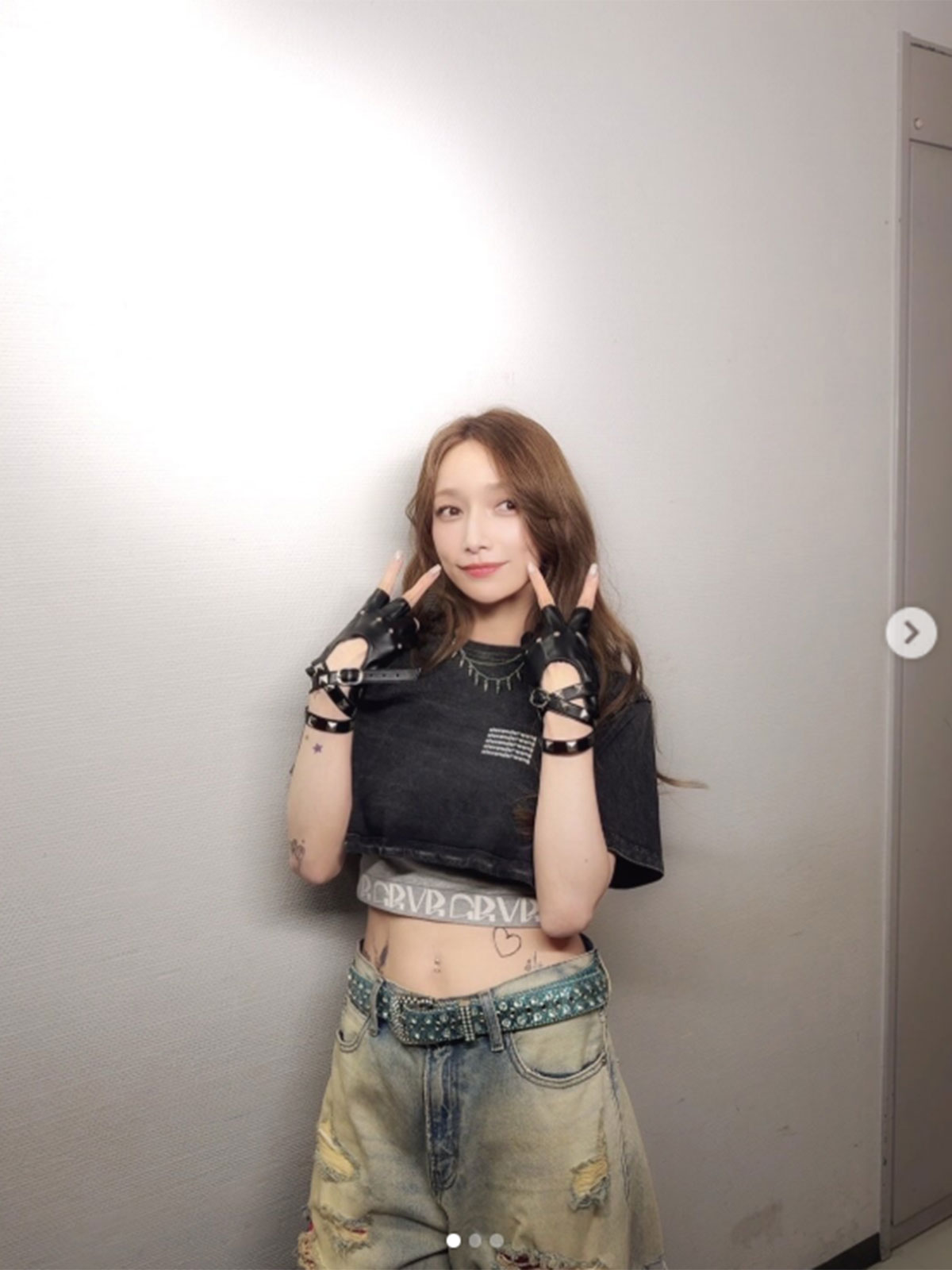 後藤真希のInstagramより。腕などにタトゥ風アートが施されている大胆なショットを公開した