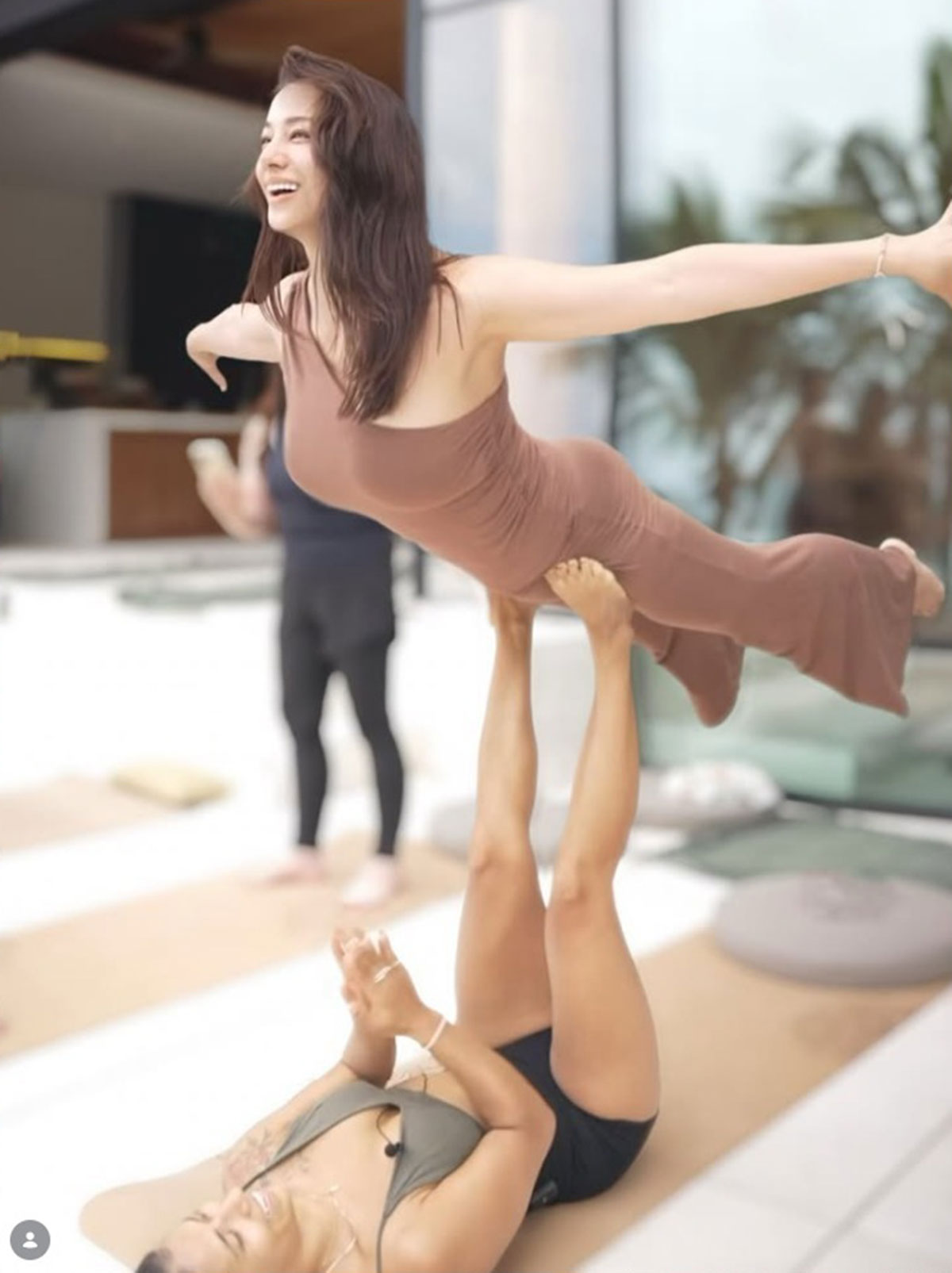 ヨガの“飛行機ポーズ”を決める高橋メアリージュン(写真・本人Instagramより)