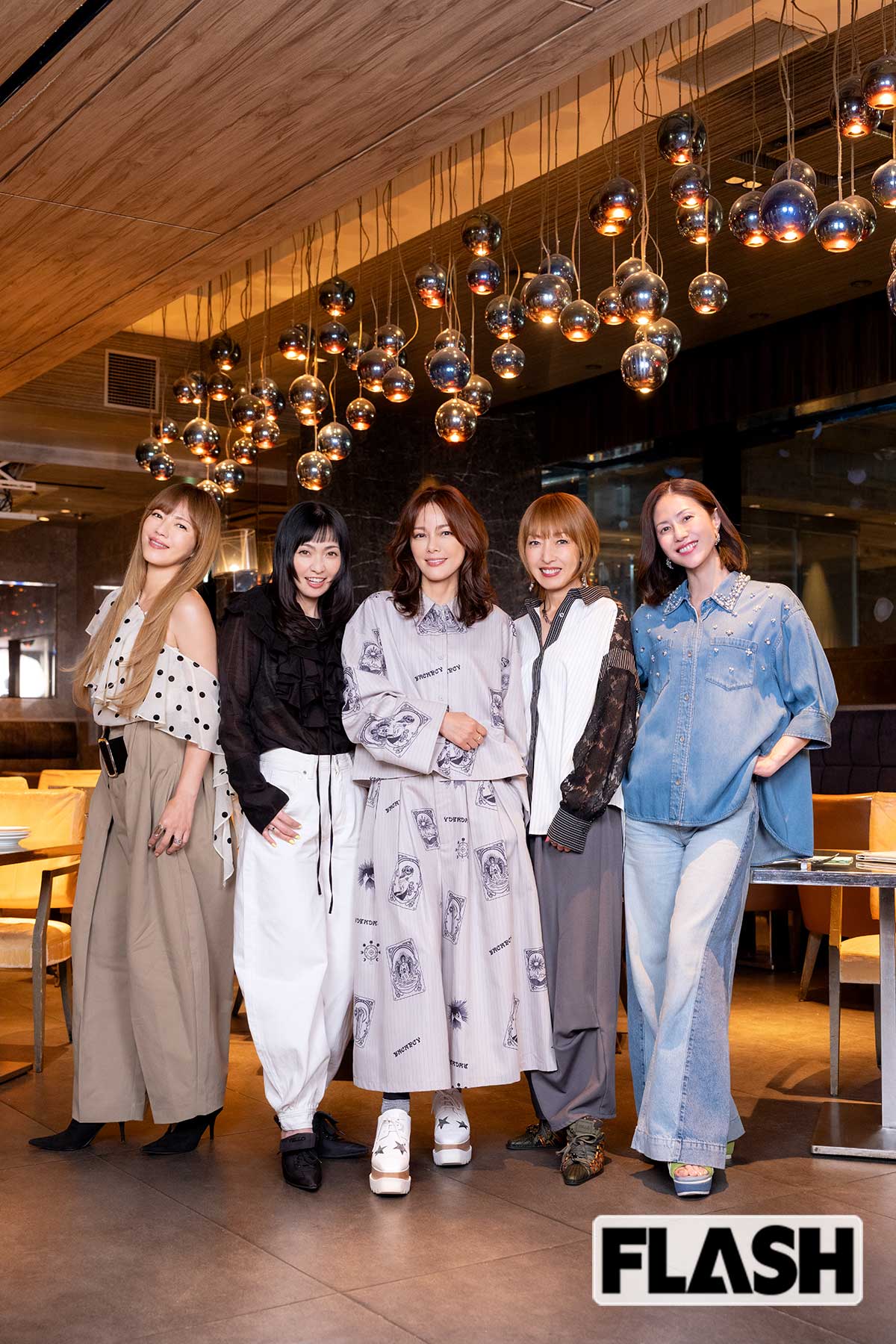 5人の合言葉は「真っ赤なスーツで“還暦ライブ”をやろう!」（写真・福田ヨシツグ）