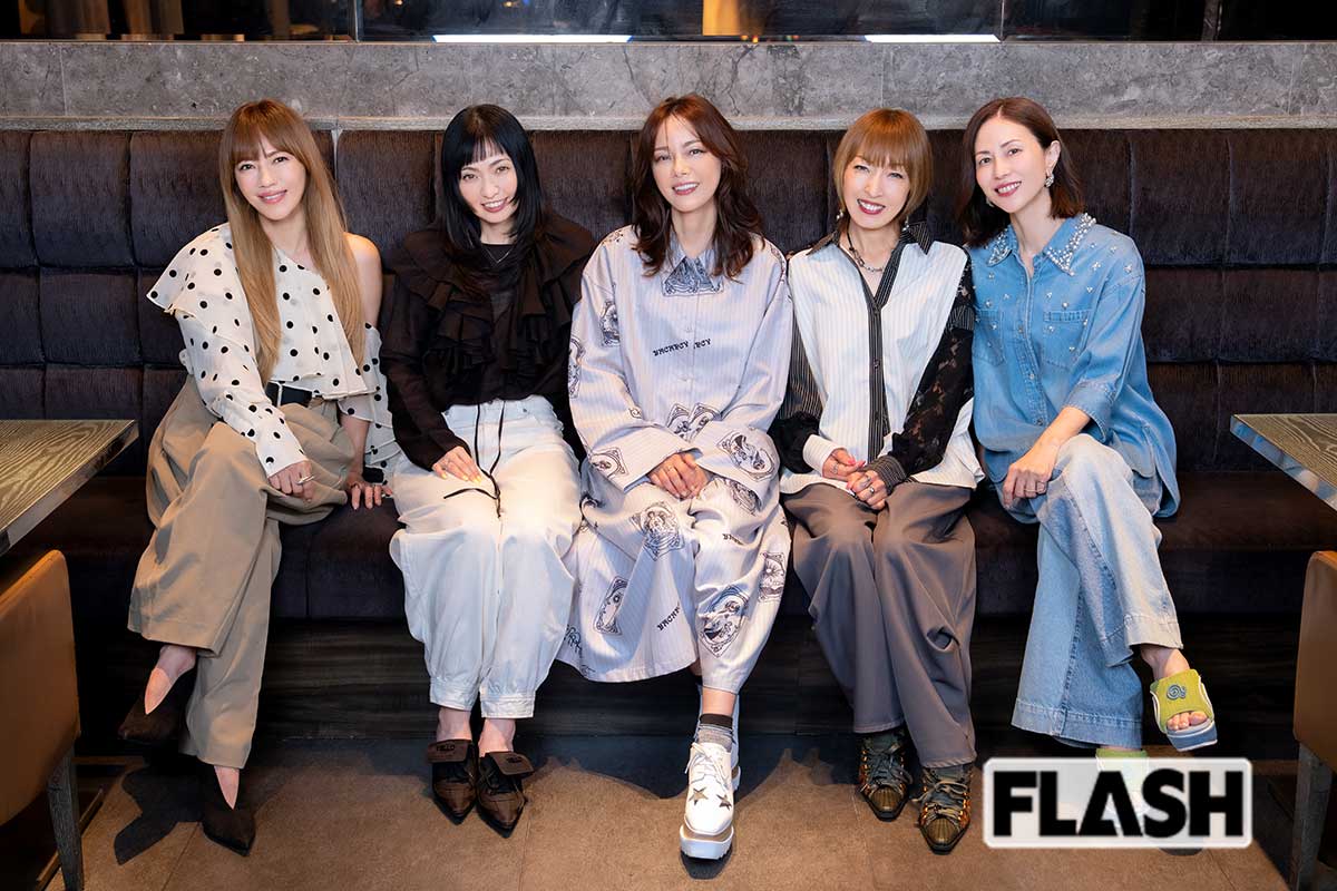 5人の合言葉は「真っ赤なスーツで“還暦ライブ”をやろう!」（写真・福田ヨシツグ）