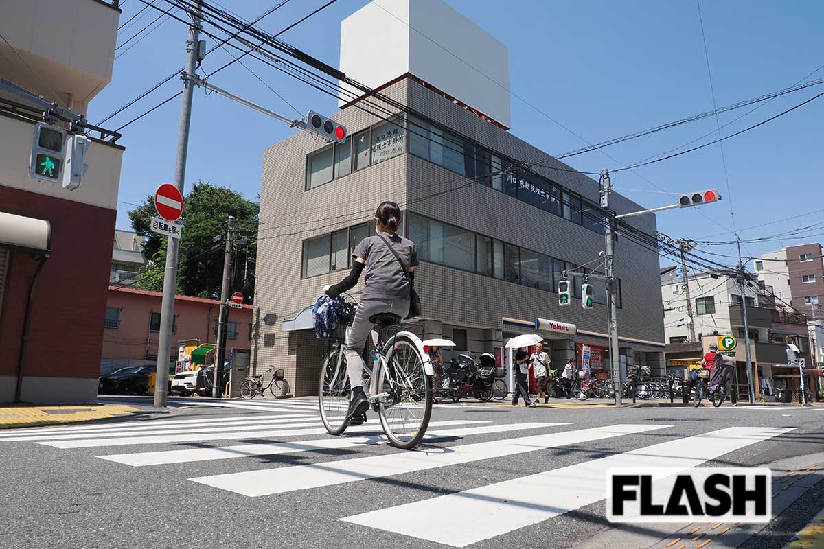三笘薫が事故を起こした“魔の交差点”。交通量が多いうえでに車歩分離式で、戸惑うドライバーが多いようだ（写真・梅基展央）