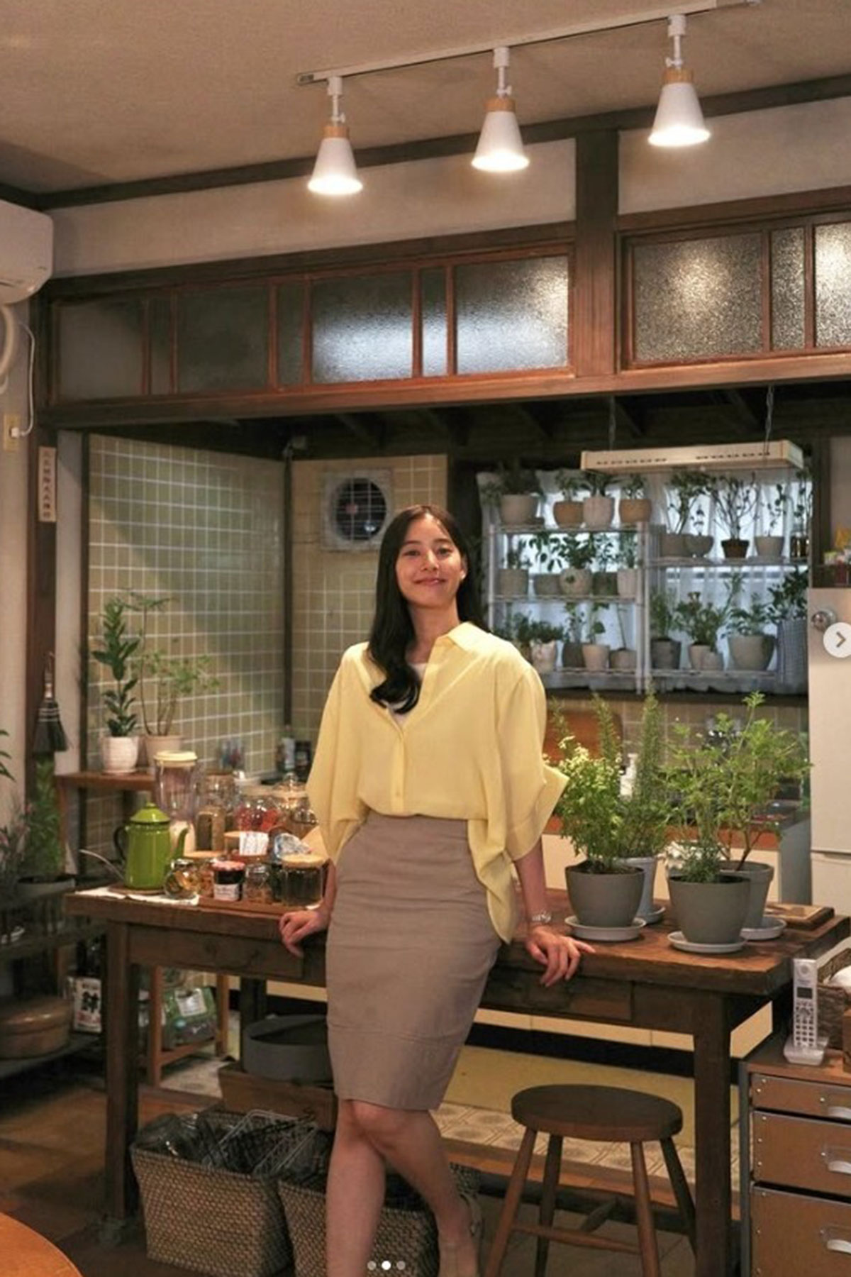 新木優子が披露したタイトスカート姿。ファンからは絶賛の声が出ている(画像・『新木優子/ Yuko Araki』のInstagram「yuuuuukko_」より)