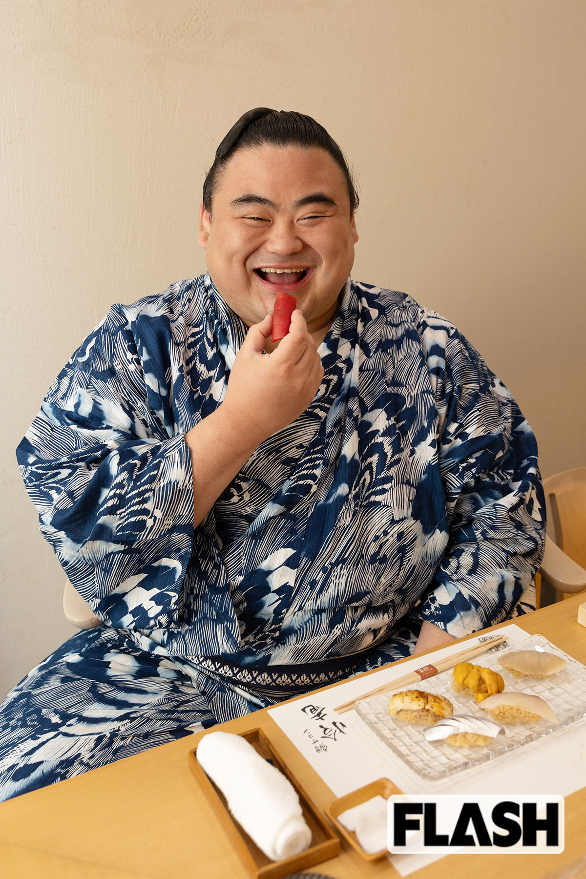 美味しい寿司を前にして、隆の勝は満面の笑顔（写真・坂井友紀）