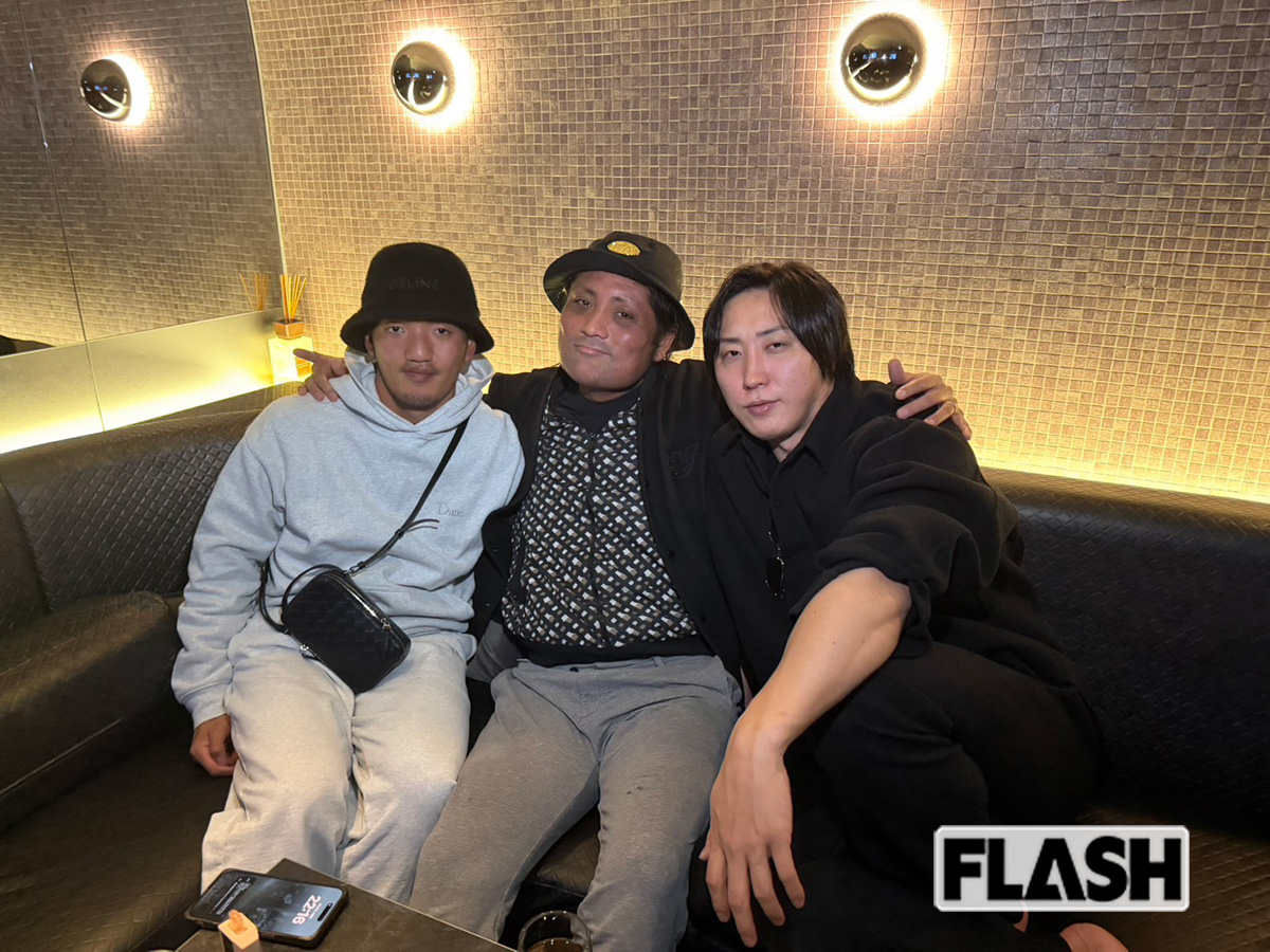 左から、矢野雅哉、滝口涼介被告、溝口勇児氏。東京・六本木のバーで撮影されたという。