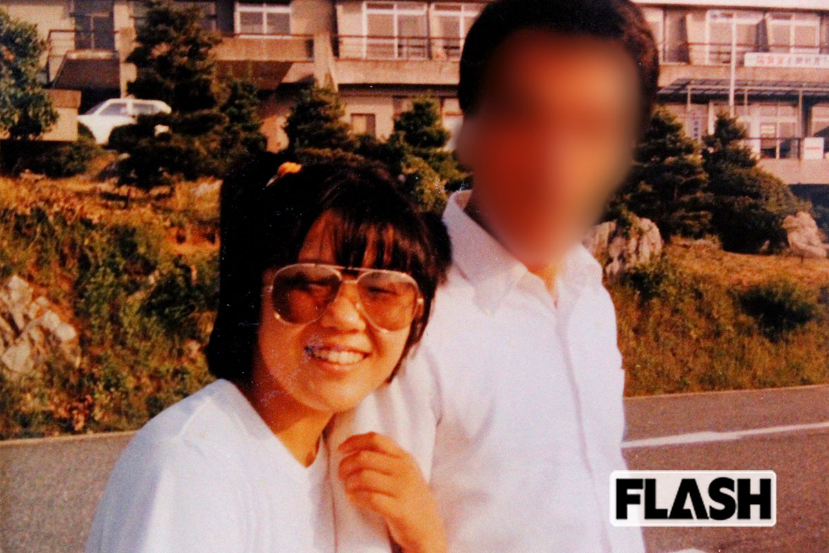 塚原さんが中学生の時の父との写真。血が出るまで大量に髪の毛を抜かれたため、頭皮を隠すために髪を結んでいる。制服はハサミで切られていた。写真で笑顔を見せないと「その顔は気に入らない」と怒鳴られていたという