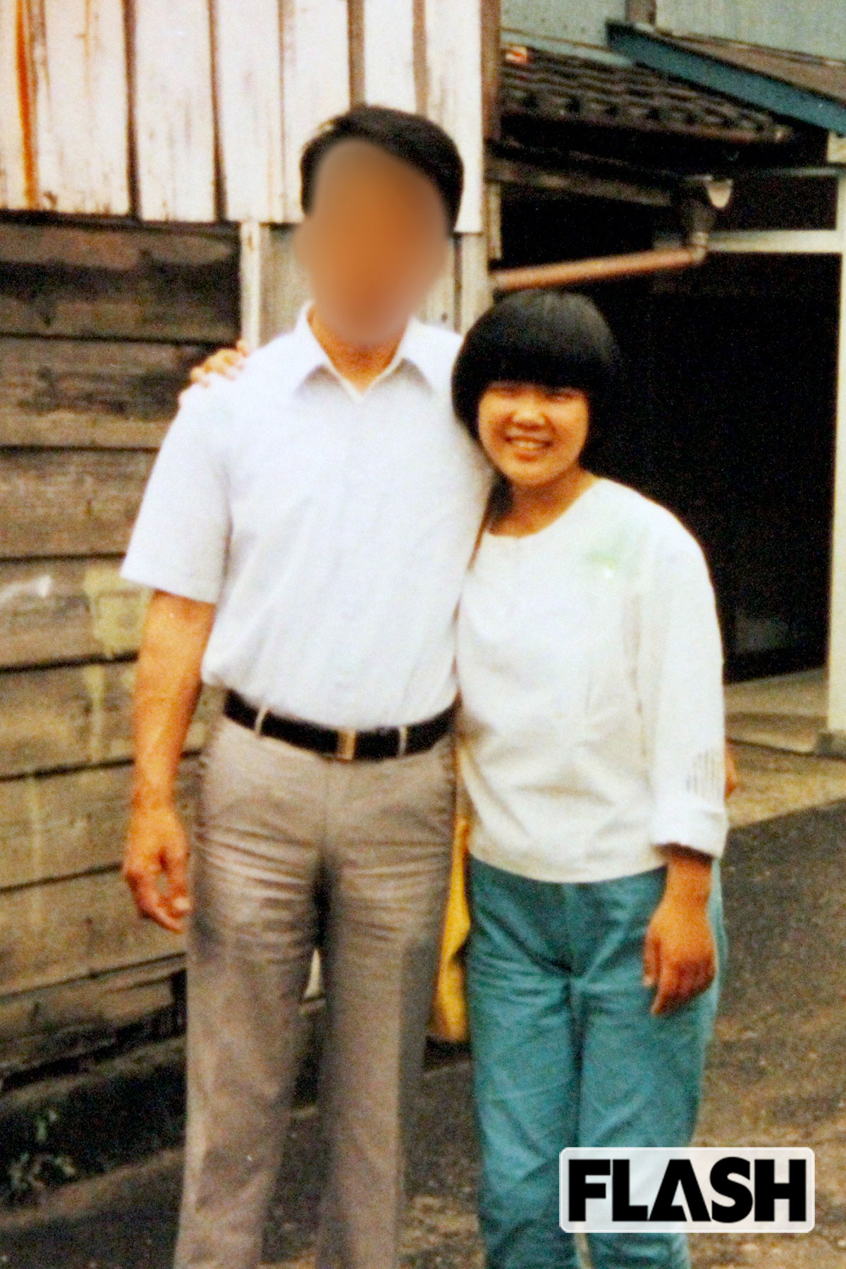 父親と家出をした弟を児童相談所へ迎えに行くこともあった。塚原さんは行きの車の中でボコボコに殴られたという。写真撮影時や外を歩くときは「恋人のように振る舞え」と言われていた