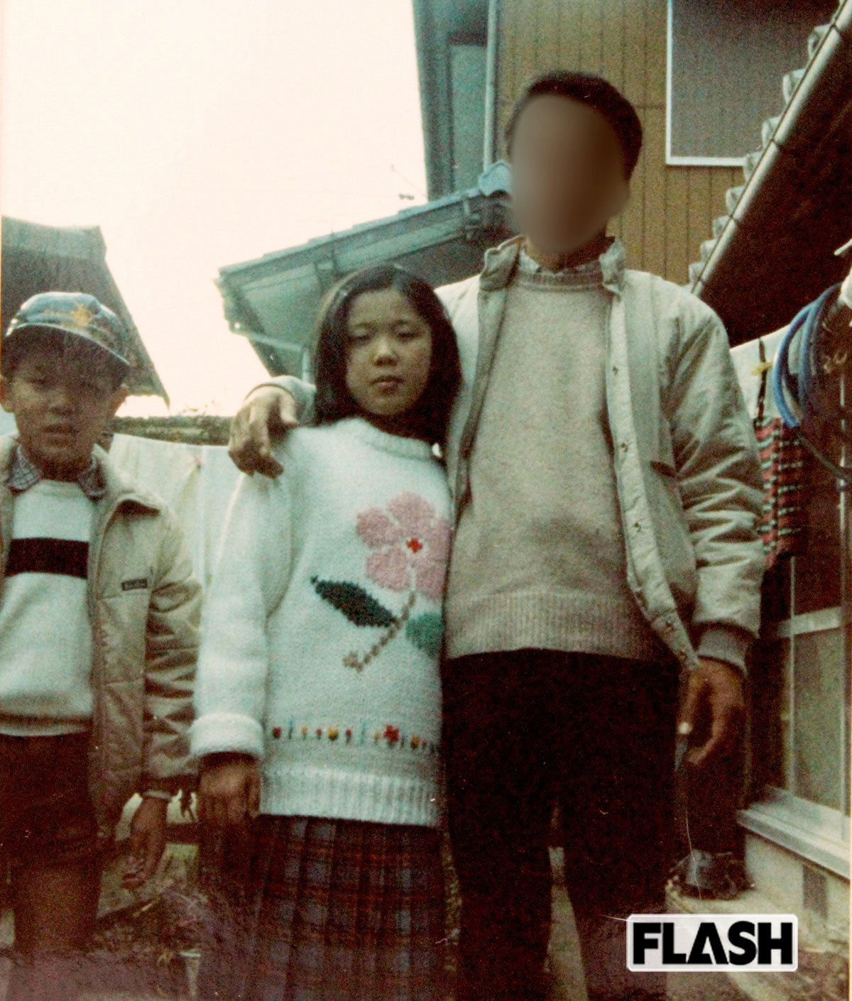 初めて父に強姦されて2週間後の家族写真。父肩の祖母の自宅で撮影した。「うまく笑うことができないんです。表情が死んでますよね」（塚原さん）現在も複雑性PTSDに苦しんでいる