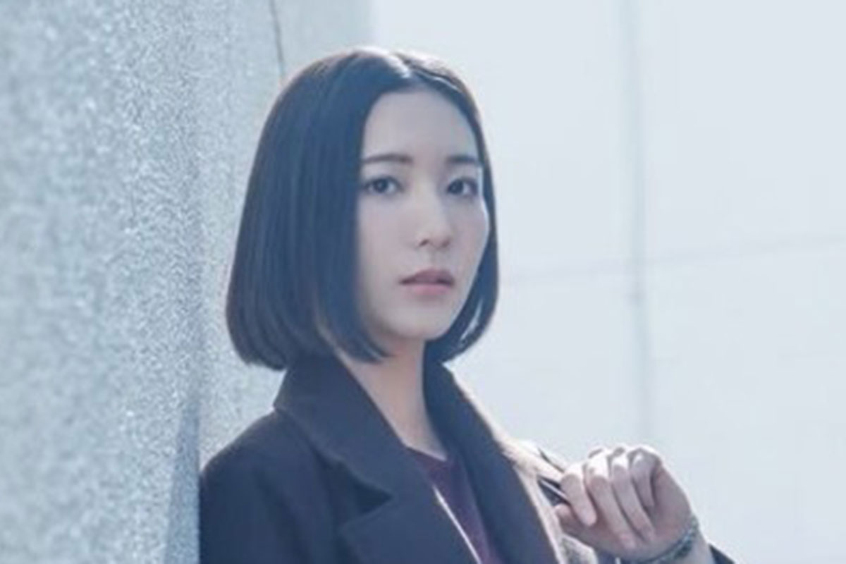 『仮面ライダーゼッツ』出演女優の水着姿にファン驚愕、キャリア警部補役の「…