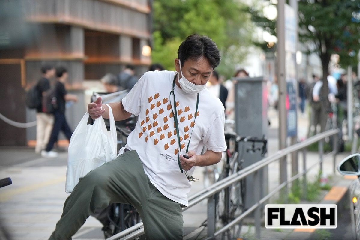ガードレールをまたぐ城島茂。オーラを消しているからか、通行人も気づく様子はなかった（写真・中井川俊洋）