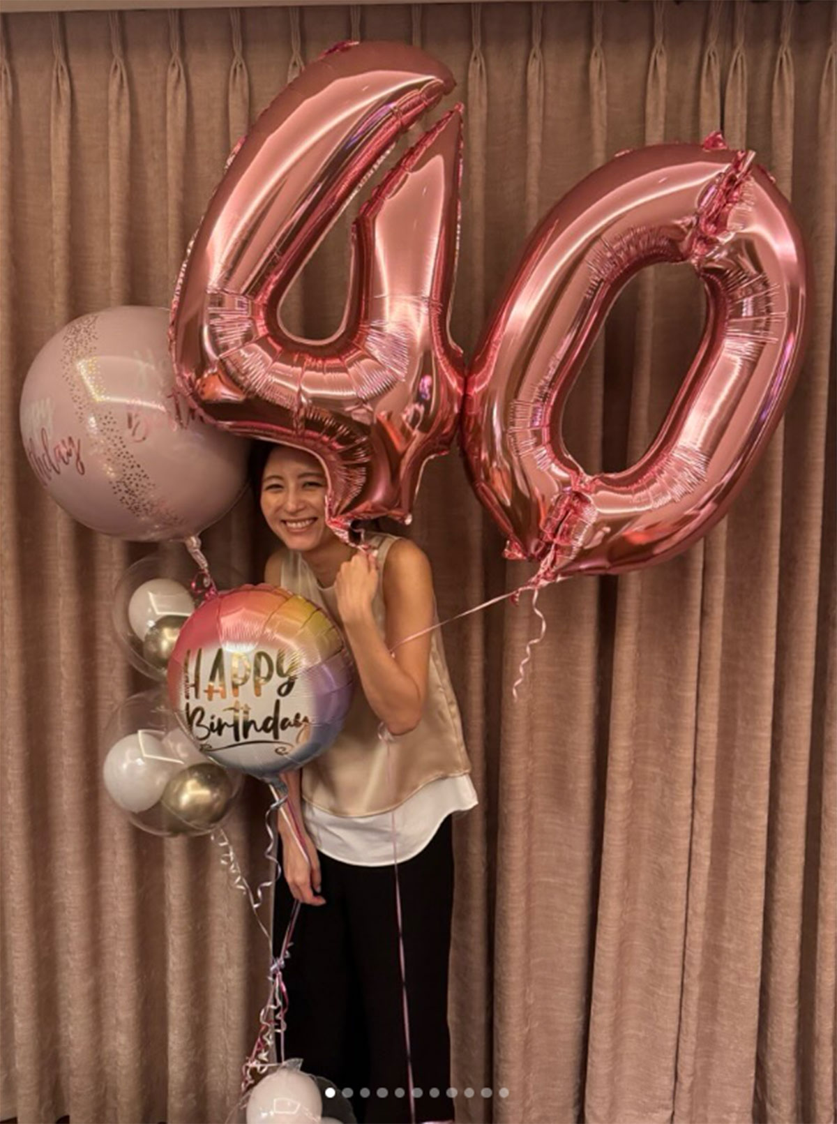 「40」のバルーンを手に誕生日を報告する宇賀なつみ（画像・宇賀なつみのInstagram「natsumi_uga」より）