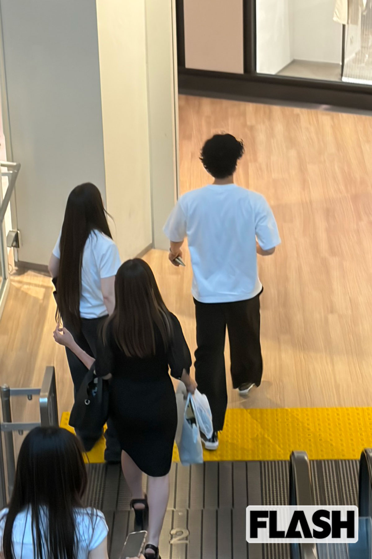 マスク姿の田中碧に気づき、驚いた表情を見せる女性もいた