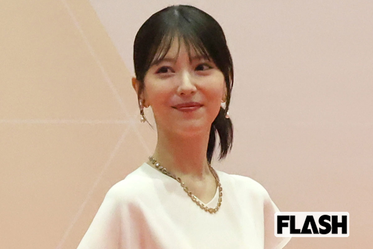 浜辺美波“ボディライン露わな純白ドレス”前田敦子“美デコルテ＆くびれ強調…