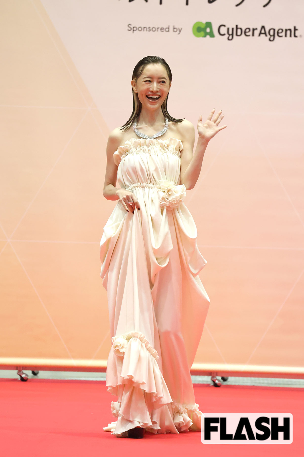 フェミニンな白ドレスに登場した松本まりか