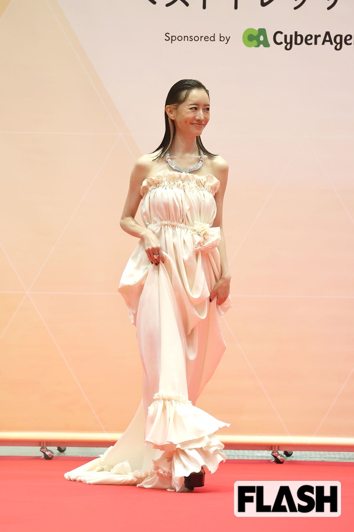 ボリュームのあるドレスを着た松本まりか