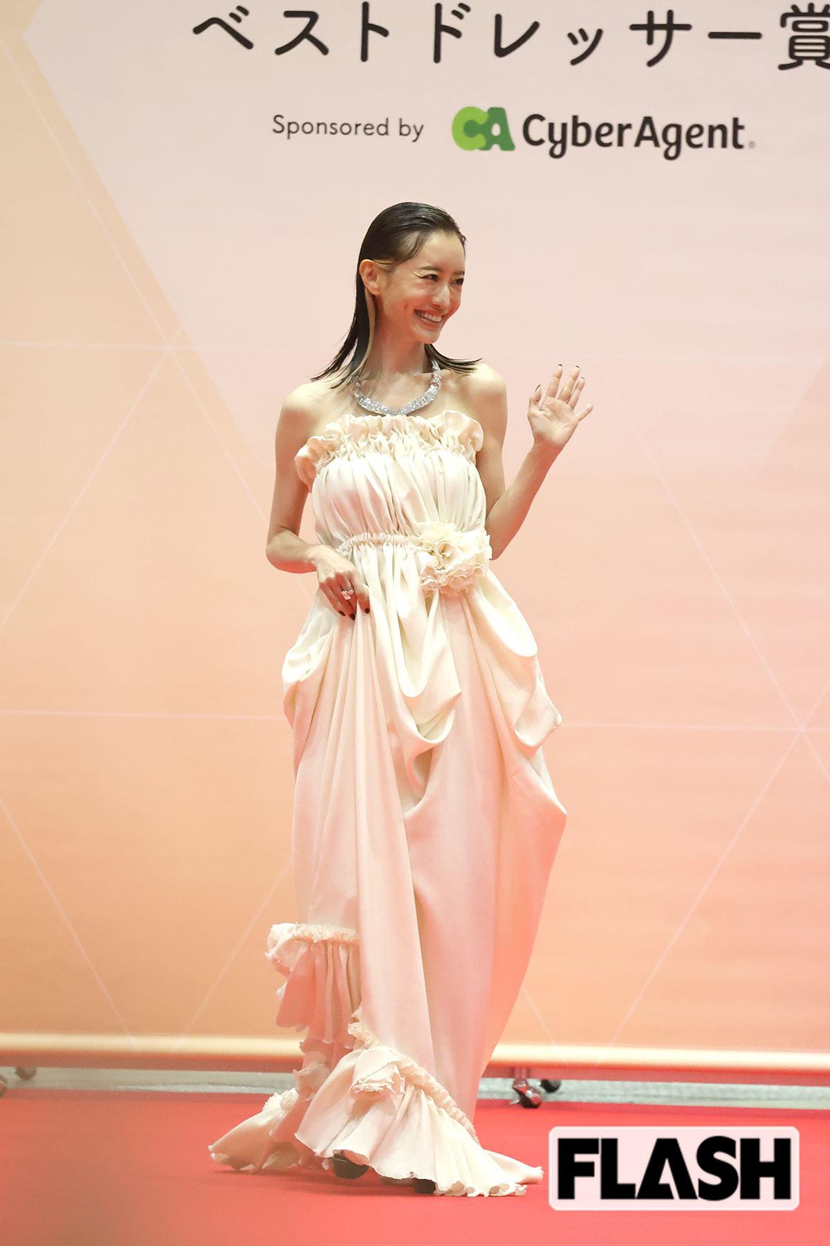 ファンに手をふる松本まりか