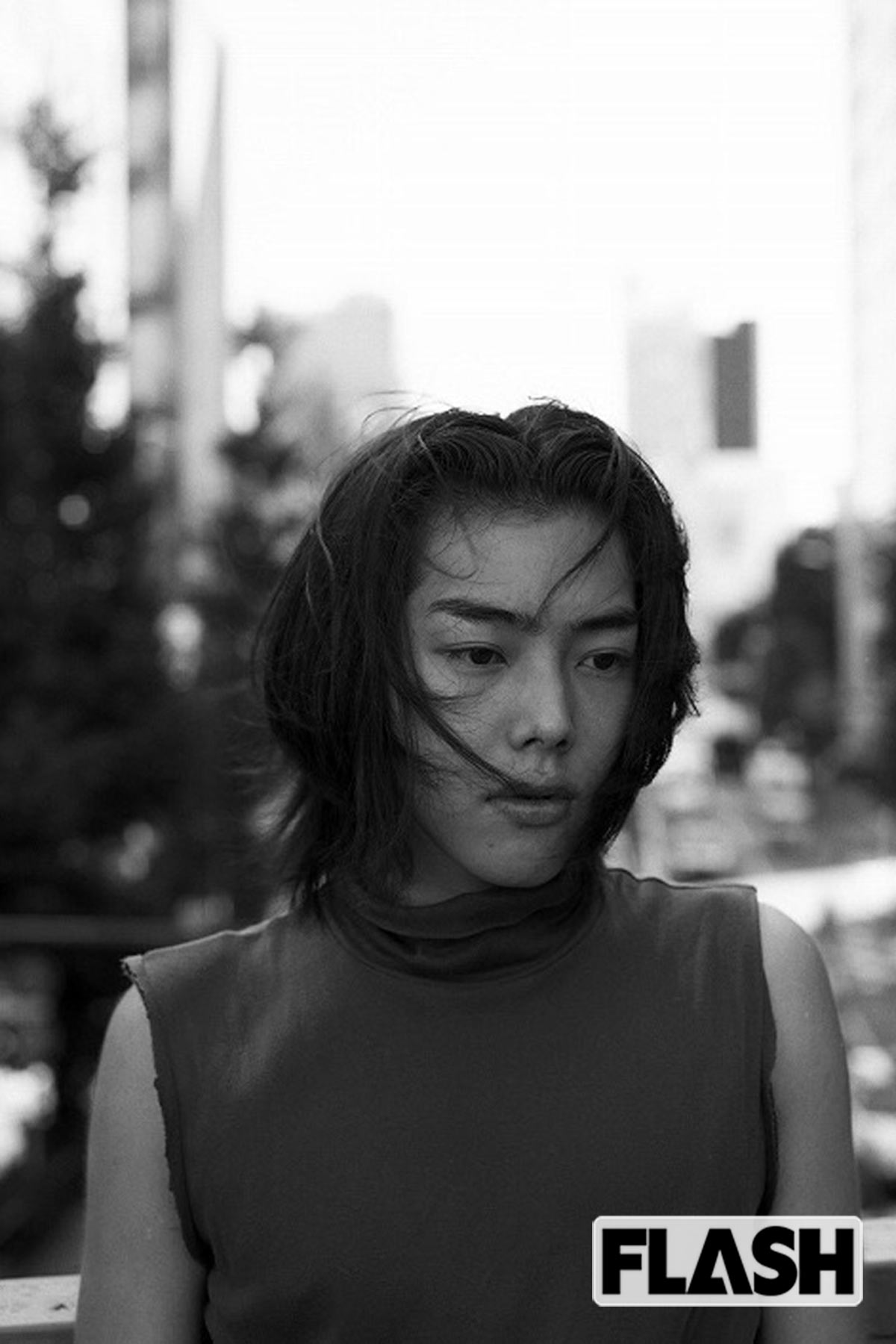 20代前半の吉村界人。「なんでかわからないんですけど、シャツの袖を切るのが好きだったんですよ。冬服でも袖を切っちゃってて。当時買った服は全部袖がない！」（写真・本人提供）