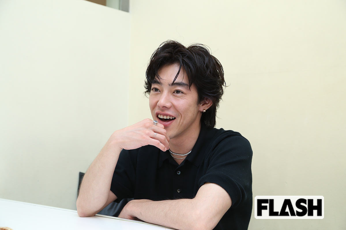 カラオケ店で取材に応じてくれた吉村界人。「いつか連ドラの主演もやってみたいですね。野望みたいな感じで、メモ帳に書いてます（笑）」（写真・金谷千治）