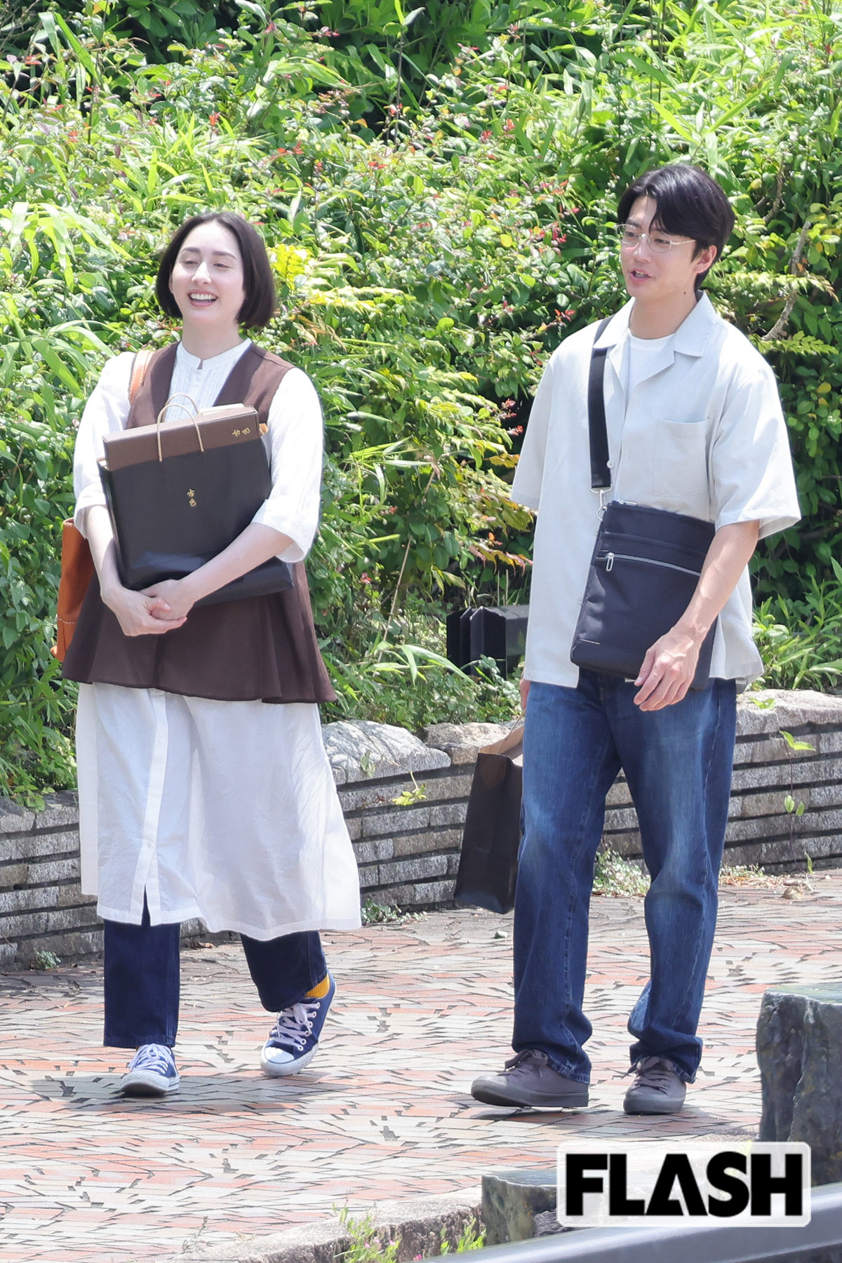 紙袋を持ちながら語り合う伊藤健太郎と早見あかり