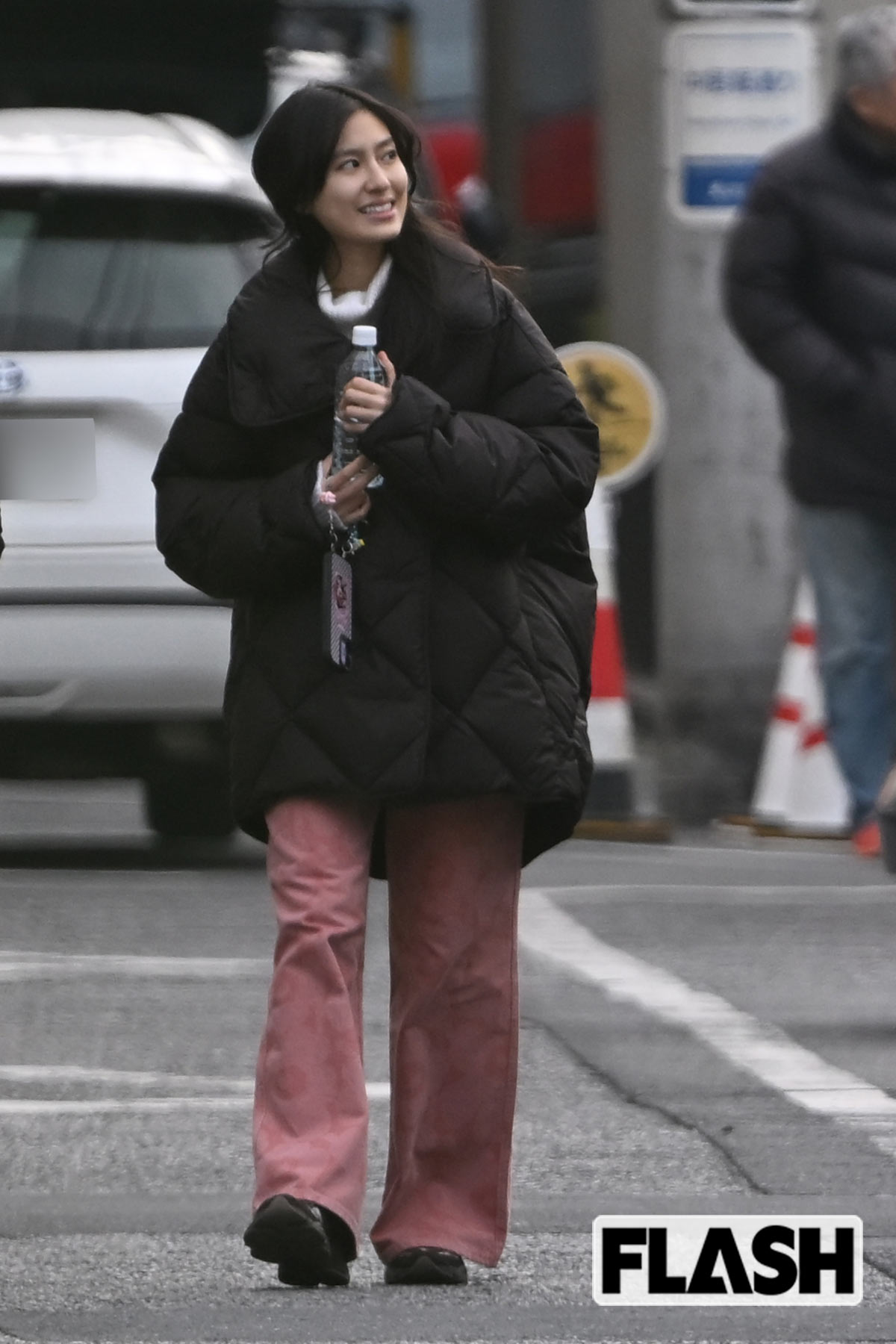刑事ドラマ『ALIUS 特定事象捜査ファイル』のロケをおこなう恒松祐里