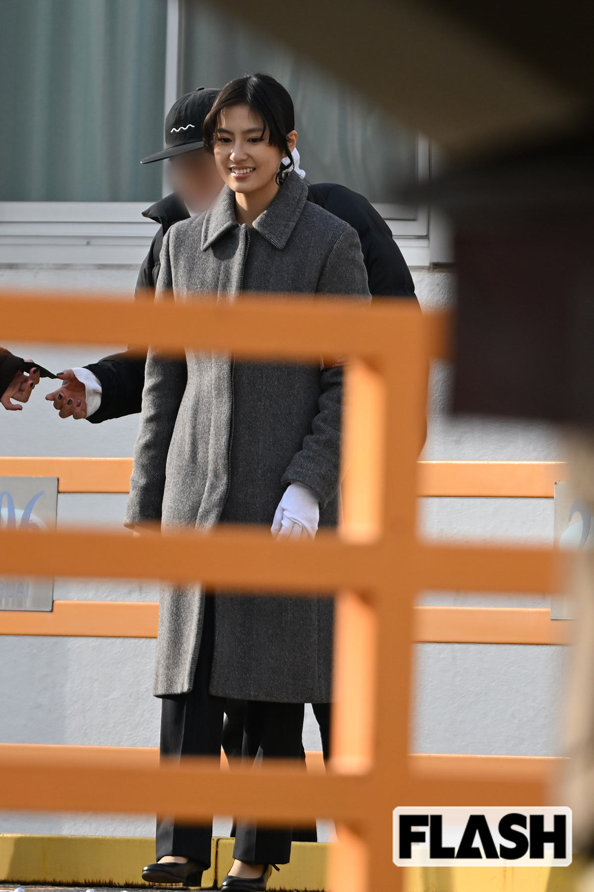 白い手袋を着けて事件現場を捜査する恒松祐里