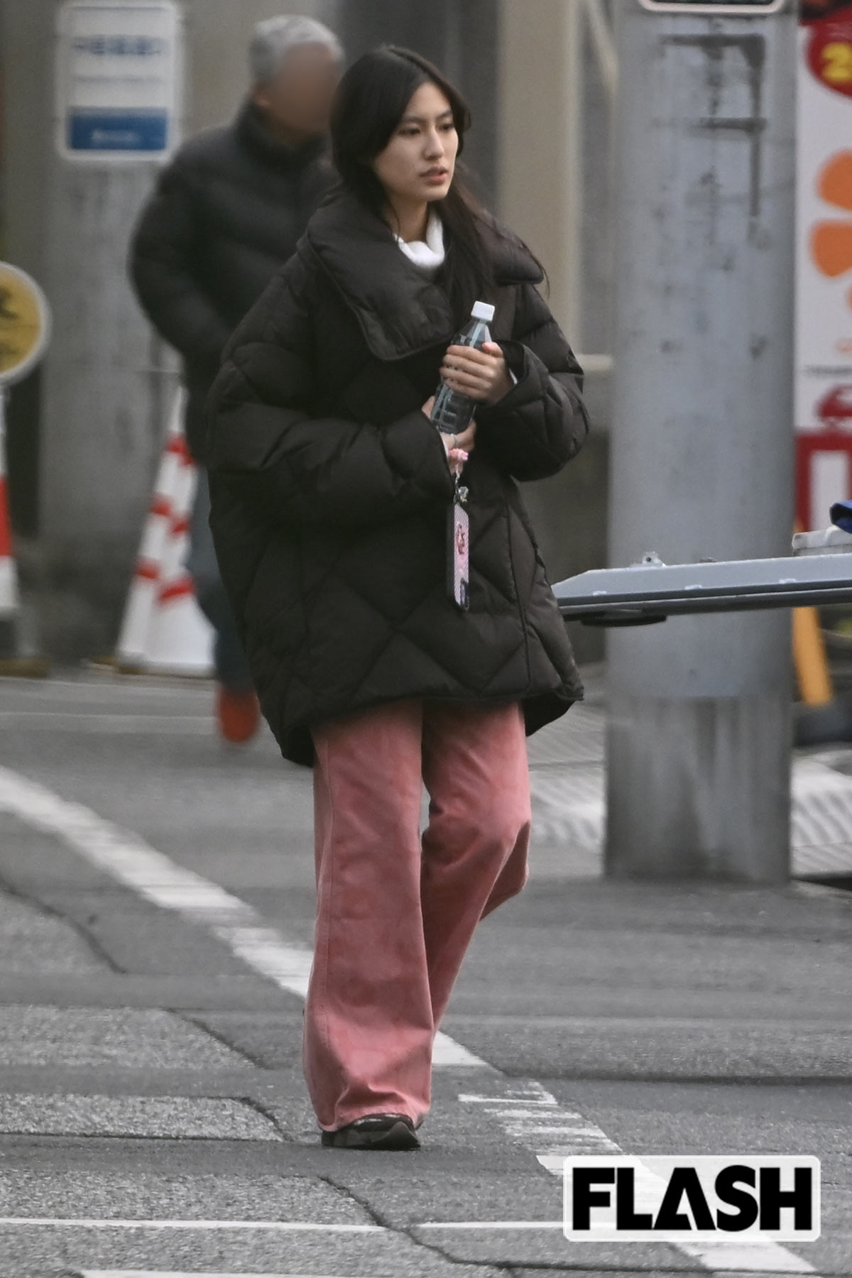 ピンクのパンツをはきこなす恒松祐里