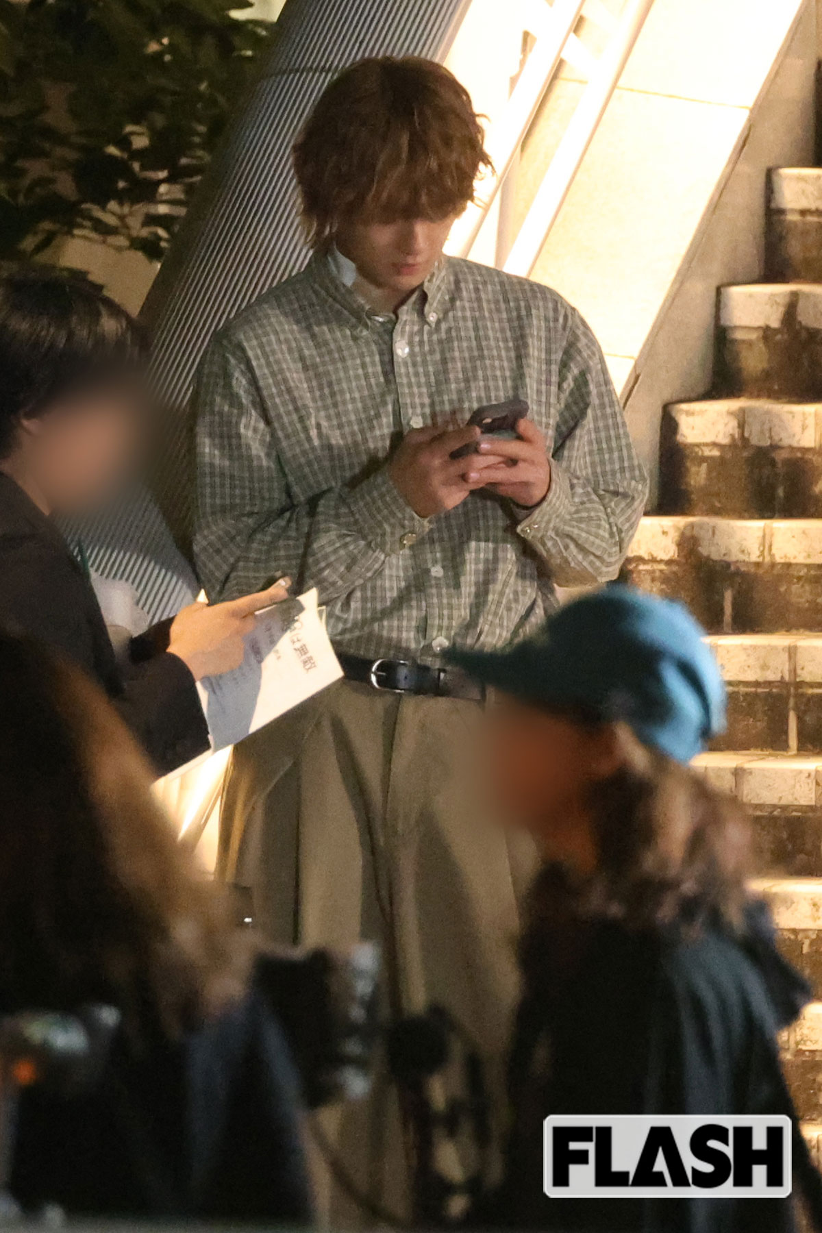 撮影の合間にスマホを夢中でいじる佐野勇斗