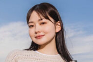 池のほとりで “水色インナー” チラ見せ…人気 “清純派女優” の無防備なしゃがみ姿にファン歓喜