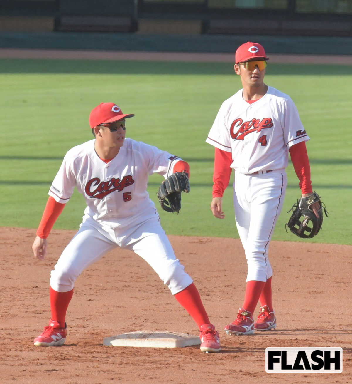 矢野と小園が接近する場面は頻繁に見られた。仲の良さが窺える（写真・馬詰雅浩）