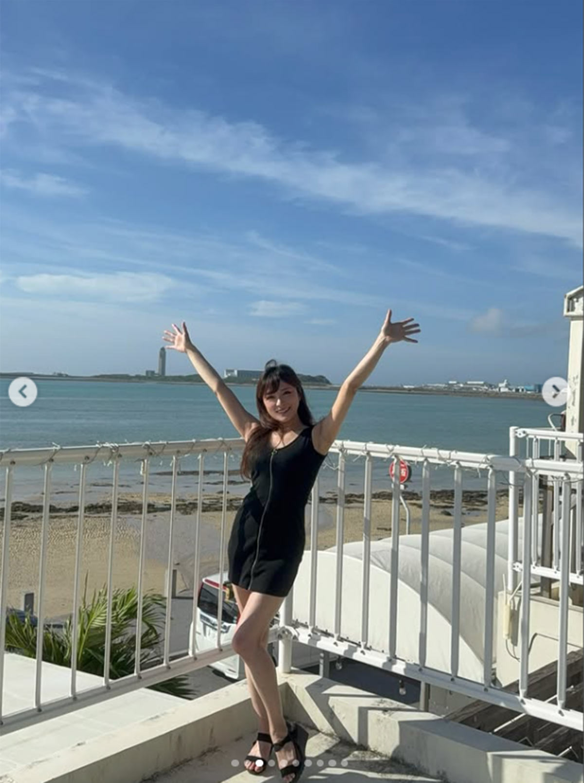 高木里代子のInstagramより。大胆なワンピース姿には、ファンから称賛が寄せられた