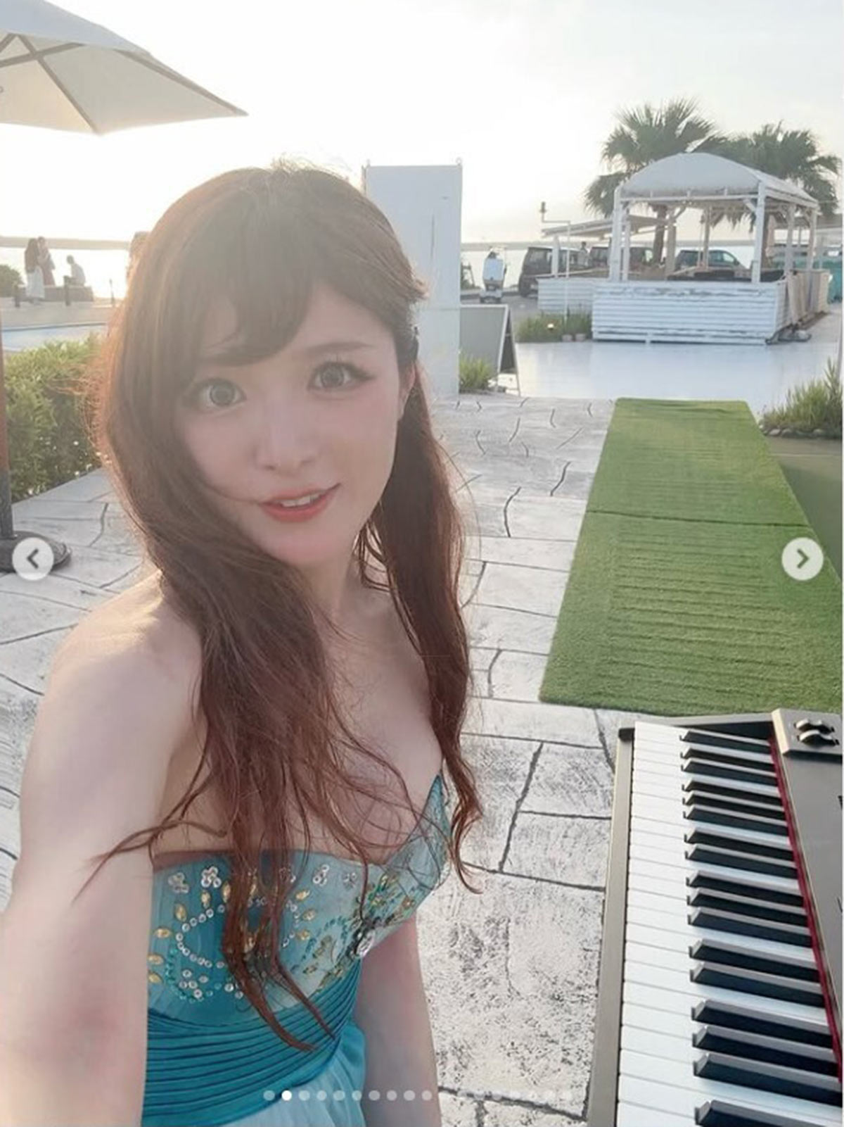 慶大卒ジャズピアニスト、沖縄での“ピタピタ”ワンピ姿に大反響…過去には写真集発売の“異色”経歴、『THE TIME,』に出演で話題も