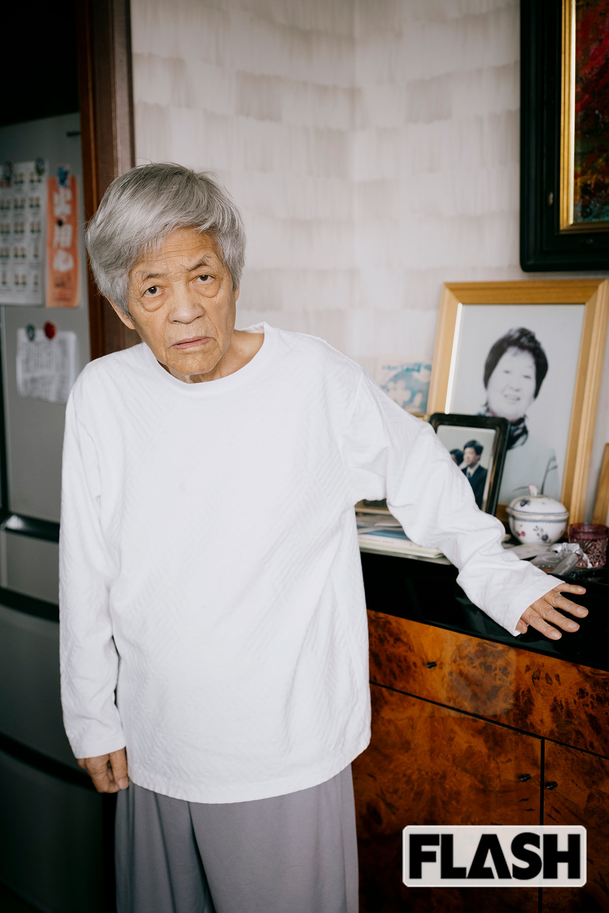 田原総一朗さんの自宅の一角には、妻・節子さんの写真が（写真・木村哲夫）