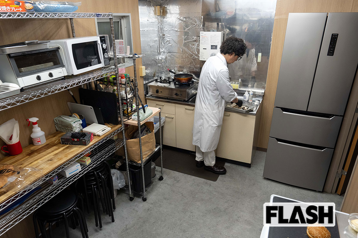 これがドムドムの “心臓部”こと本社キッチン。ここで日夜、あっと驚かせる新商品開発がおこなわれている（写真・福田ヨシツグ）