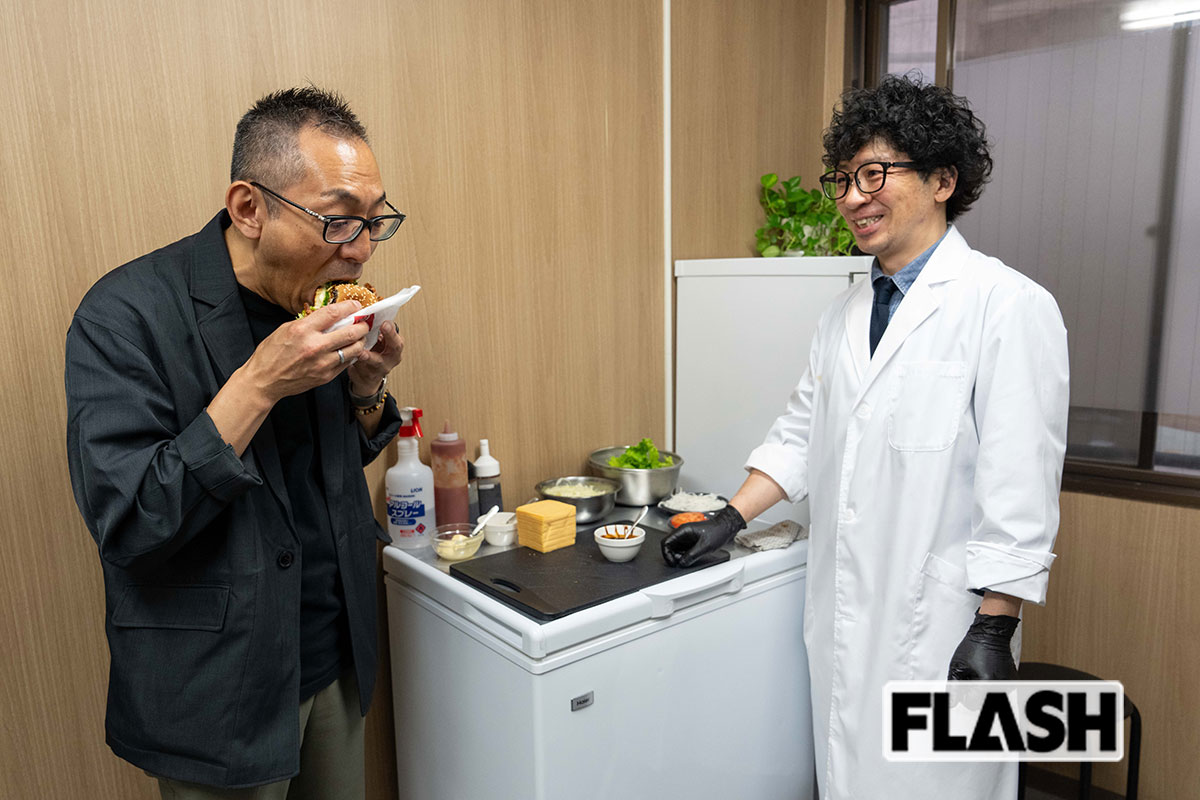 同僚が試作品をガブリ！　作業台代わりにするこの冷蔵庫の上で『丸ごと！！カニバーガー』も誕生した（写真・福田ヨシツグ）