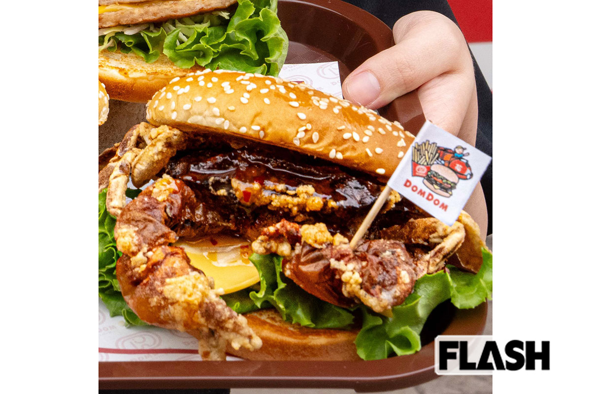 【丸ごと！！カニバーガー／2019年10月発売 ￥1,290（税込）※浅草花やしき店・市原ぞうの国店限定販売】ソフトシェルクラブを丸ごと挟んだドムドムを代表する “攻めすぎバーガー” 。カニ味噌のコクと甲羅の香ばしさが絶妙にマッチしている。発売直後にSNSで話題を呼び、2カ月ぶんの在庫が数日で完売するほど大ヒットした、熱狂的なファンを持つ看板商品（写真・福田ヨシツグ）