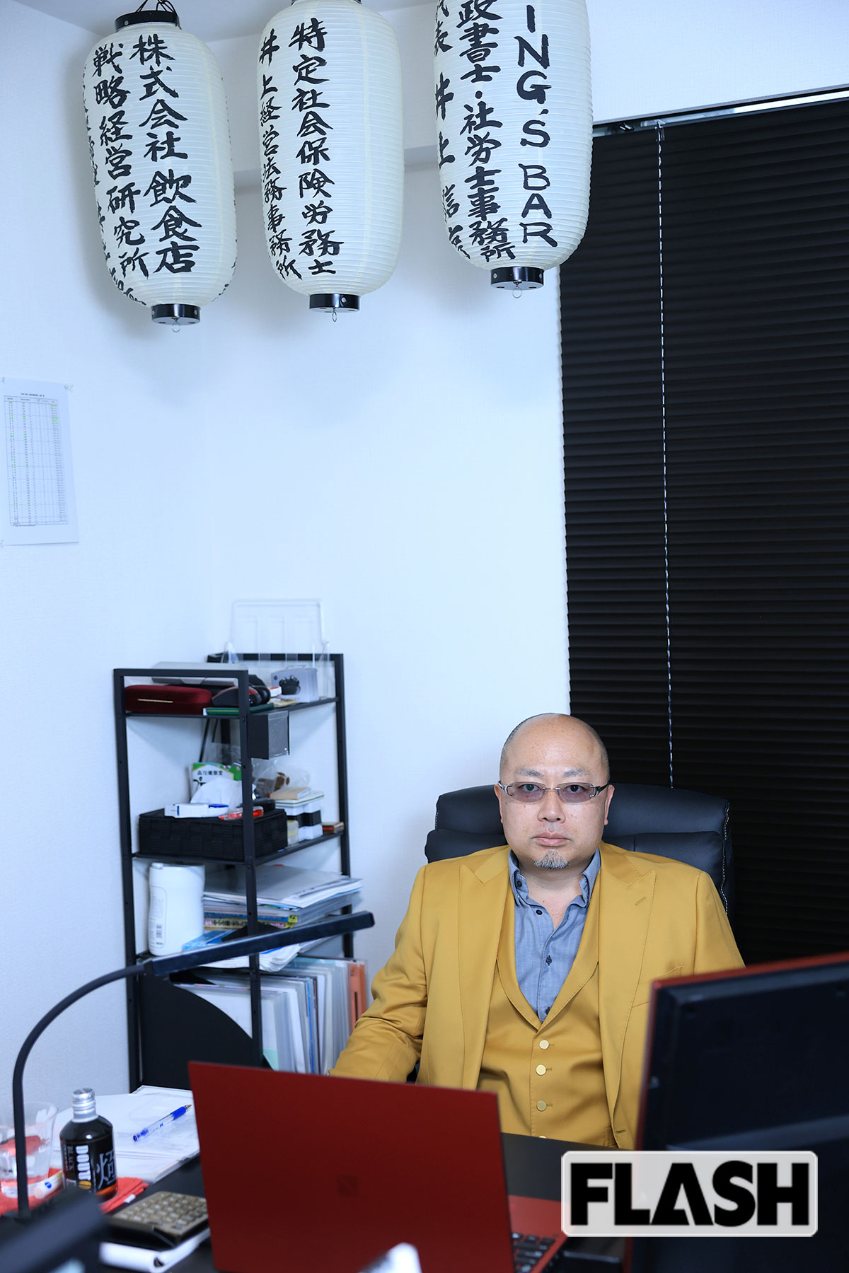 井上信亨氏は、事務所を2025年に新宿・西新宿に移転。「大久保や歌舞伎町からも近いのに、夜は驚くほど静か。気に入っています」（写真・酒井よし彦）