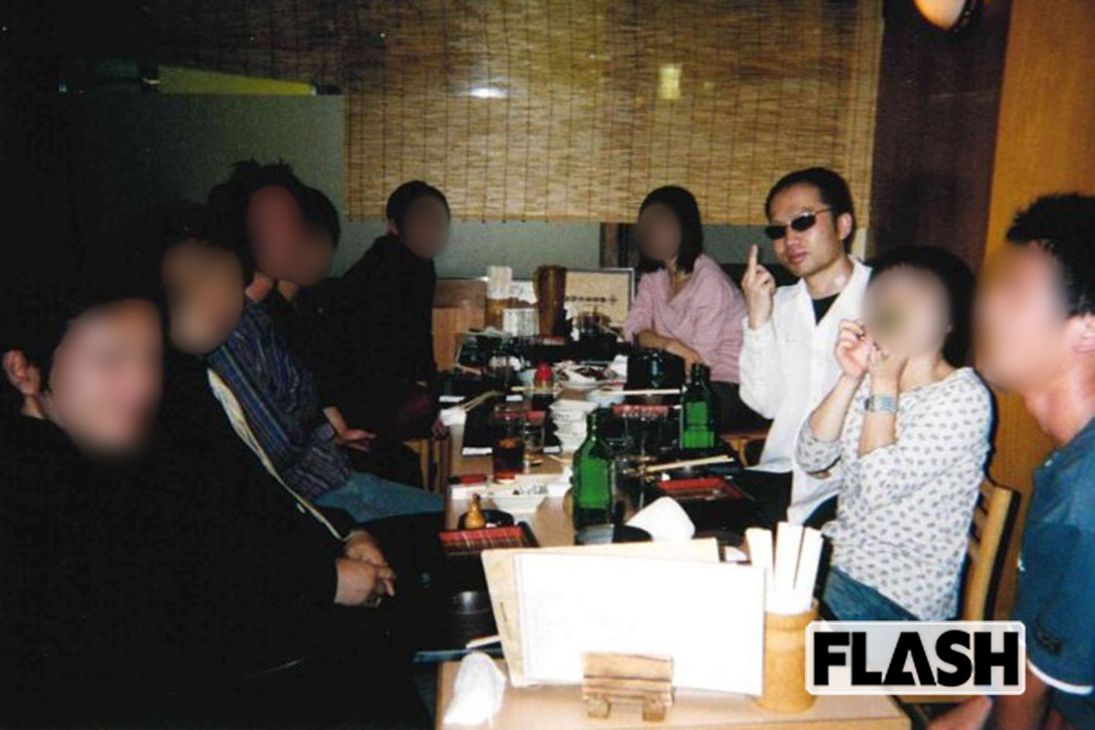 歌舞伎町での飲食店勤務時代。サングラスをかけているのが井上信亨氏(写真・本人提供)