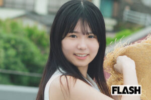 限定発売のフォトブックが即完売の鈴ももがFLASH初登場！