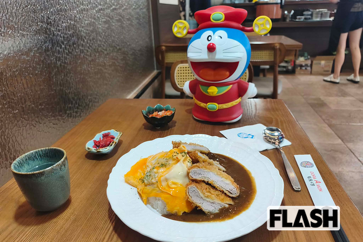 【都来A夢・DORA A MON】（浙江省杭州市）「店主は日本語を話す日本で生まれ育った韓国人女性。遼寧省大連市に本店があり、自身の子供がドラえもんが大好きで『ドラえもんの店にしたら？』と言われたことがきっかけだったそうです」（高橋孝治氏）。まさに確信犯。看板に堂々と「都来A梦」を掲げ、公式ショップのように見せている