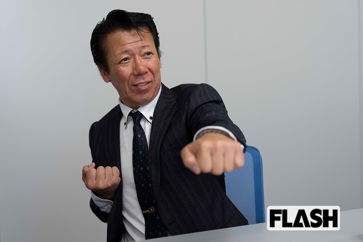 ハンドルを握りながら視線は一点に集中し、周囲への警戒を緩めない秋山氏。その張り詰めた空気感に、数々の修羅場をくぐった経験がにじむ（写真・木村哲夫）