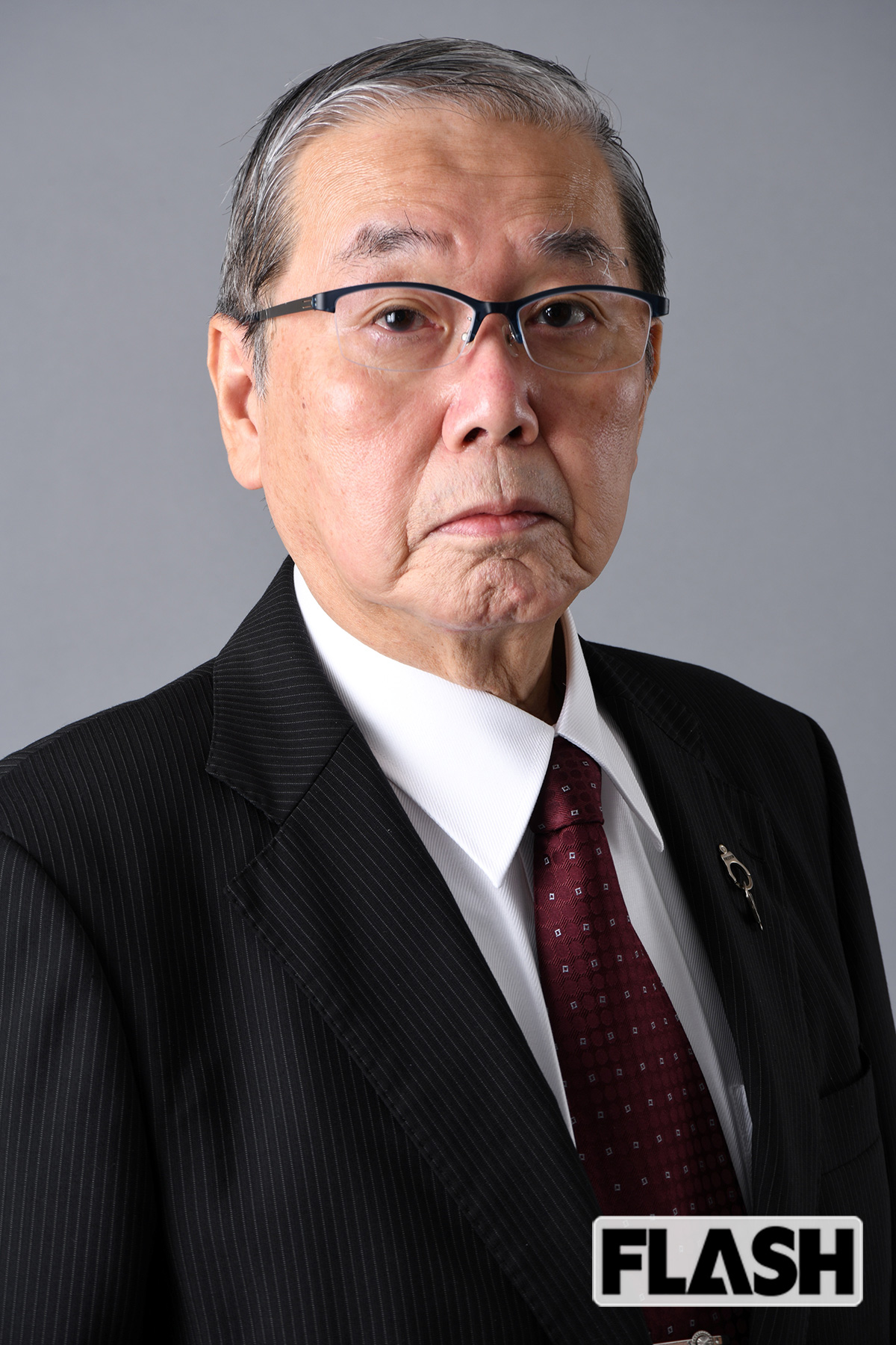 ＜優しさ溢れる人情派刑事／吉川祐二（70）＞1977年警視庁世田谷署少年係配属。その後、新宿署で銃器薬物担当の保安第二係で違法薬物の捜査をおこなう。1999年警部補として退職。【現役時代の印象的な事件について】当時、薬物押収量や検挙数が日本一といわれた新宿署保安第二係で薬物密輸事件を捜査。容疑者逮捕とコカイン4キロを押収できたことが印象に残る事件という。世田谷署在籍時に娘の行方不明届を出した母親が、戻ってきた娘と異動先の新宿署までお礼に訪ねてくるほどの人情派でもある。2006年の映画『デスノート』の取材協力や映画やドラマの監修も務め、20年近く視聴者にわかりやすい解説を心がける元警察官解説者の先駆け