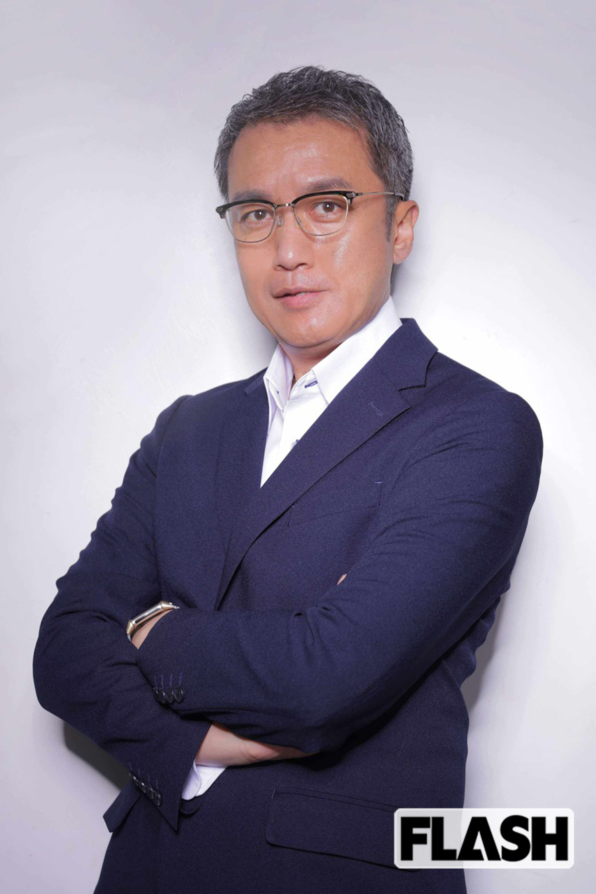 ＜薬物犯罪のスペシャリスト／小比類巻文隆（52）＞1993年警視庁入庁。警備部爆発物処理班に所属し、その後国際捜査官として活動。生活安全部在籍時は銃器・薬物犯罪を中心に捜査。2023年に退職。【現役時代の印象的な事件について】小比類巻氏が携わった大規模違法薬物密輸事件や著名人の薬物事件のなかでも印象深いのは、上海系犯罪組織による覚醒剤約160キロ密輸事件。若手だった当時、秘匿捜査を通じ大量の覚醒剤押収に繋がった経験は刑事としての原点に。現役時代は水面下での捜査が多く、表に出ている情報だけでは見えない事件の構造や組織の動きを分析する力を養ってきた。解説でも事件の背景や構造、リスク回避まで理解できる説明を目指している