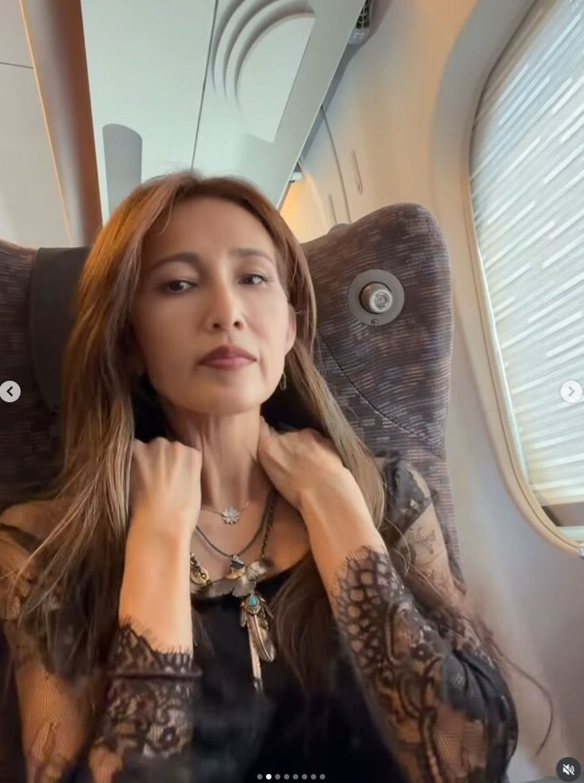 新幹線の車内でオイルセラムの紹介をする工藤静香（画像・『Kudo_shizuka』のInstagram「kudo_shizuka」より）
