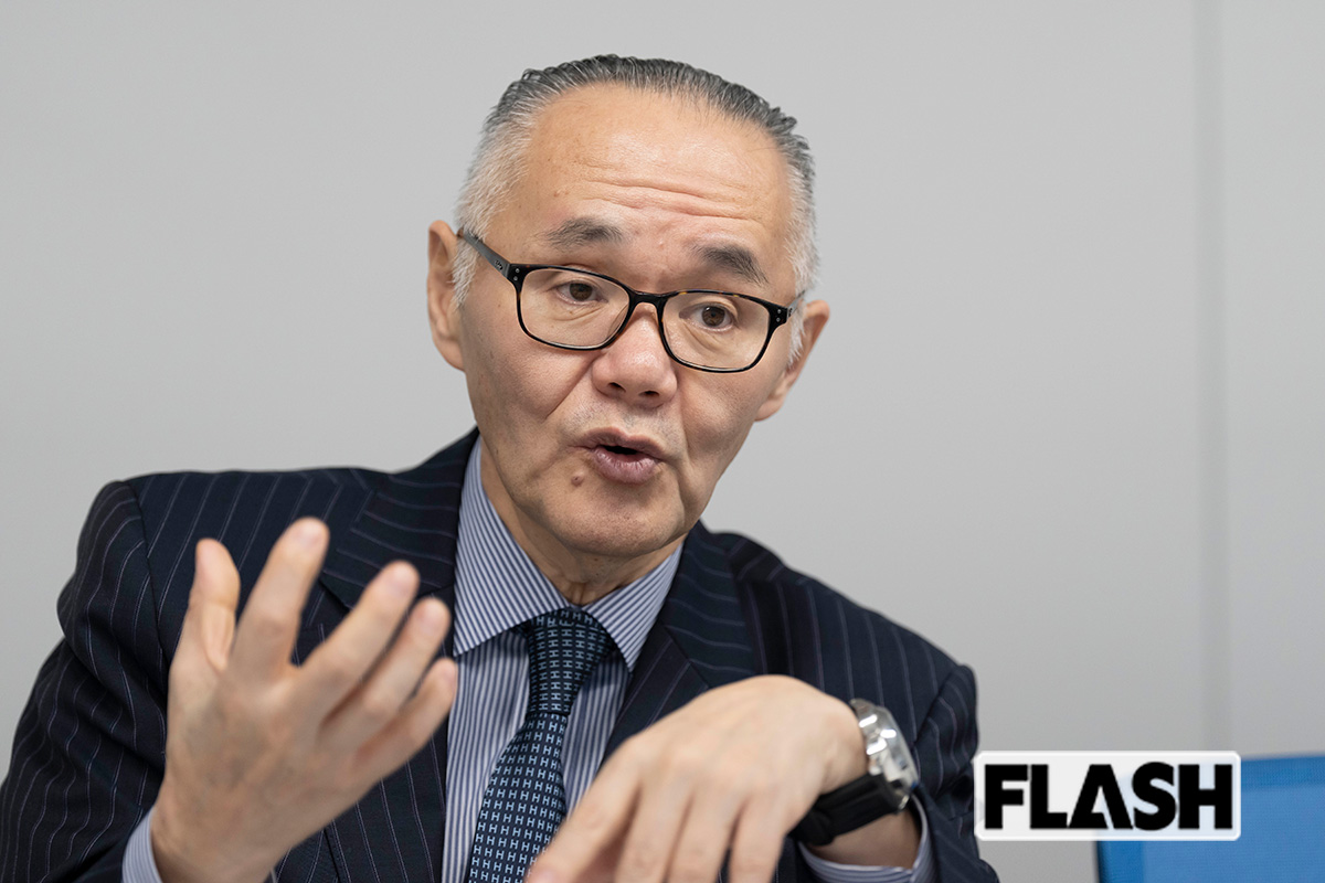 編集部行きつけのラーメン店にて。熱々の丼を前にしても、小川氏の表情は真剣そのもの。「ラーメンは全国食べていますが、静岡県に名店が多い。レベルが高いです」（写真・木村哲夫）